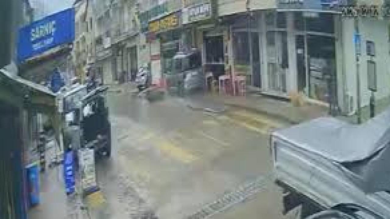 Sürücünün şekeri düştü, kontrolden çıkan araç çarşıyı birbirine kattı