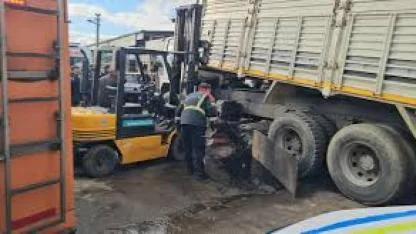 Tamir ettikleri kamyonun kasası üzerlerine düştü: 2 ölü, 1 yaralı