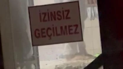 Tatlı hamurunu ayağıyla çiğnedi