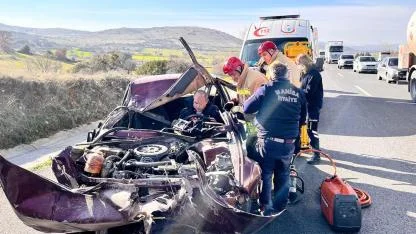 Tıra çarpan otomobil hurdaya döndü