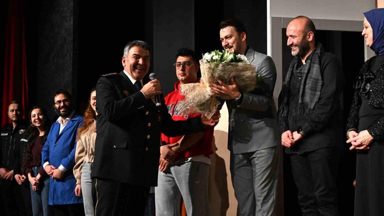 "Yarınlara geç kalmadan" ayakta alkışlandı