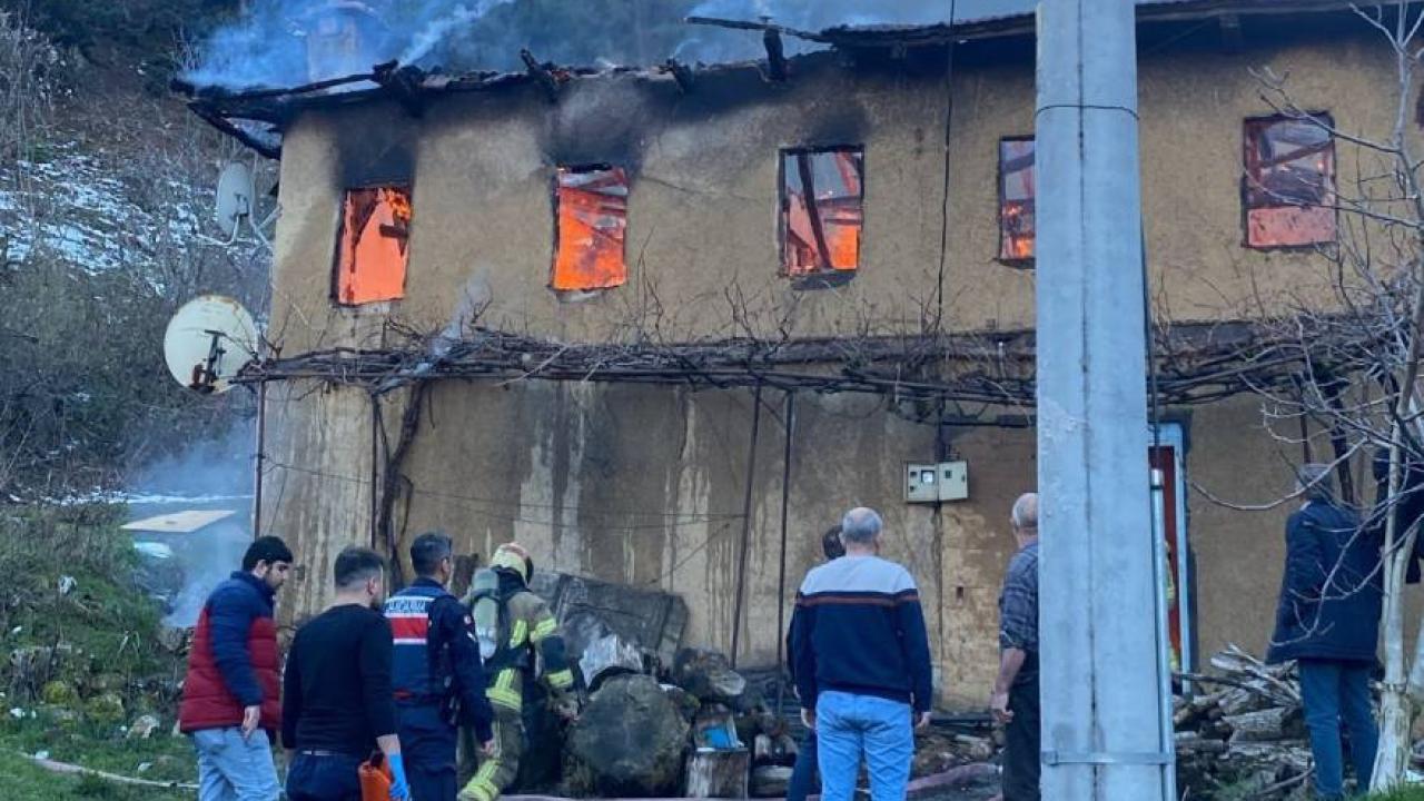 Yaşlı kadın evinde çıkan yangında hayatını kaybetti