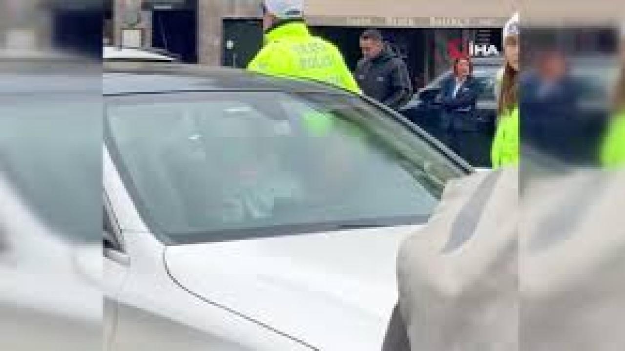 Yolun ortasında durduğu aracında dans etmeye başladı