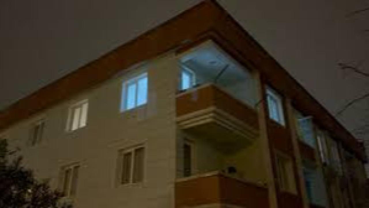 Yüksek sesle konuşma kavgasında ablasını bıçaklayıp balkondan atladı