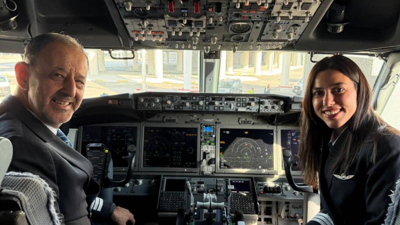 Baba ve kız aynı kokpitte: 42 yıllık pilot gökyüzüne kızıyla veda etti