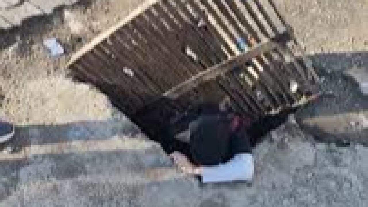 Bastığı gider mazgalı kayan kız öğrenci, 1 buçuk metrelik çukura düştü