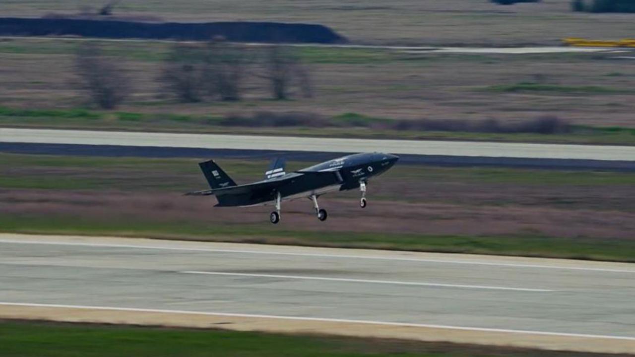 Bayraktar KIZILELMA eğitim uçuşunu başarıyla tamamladı