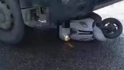 Beton mikserinin altında kalan motosikletli feci şekilde can verdi