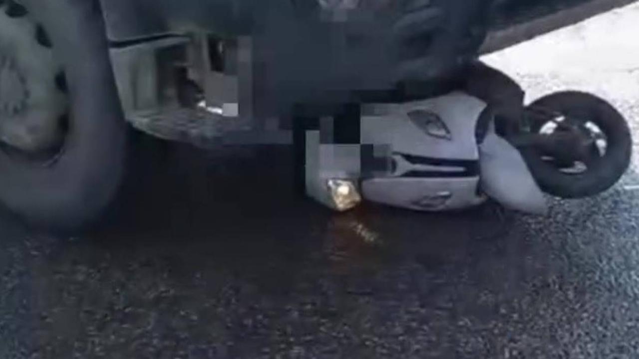 Beton mikserinin altında kalan motosikletli feci şekilde can verdi