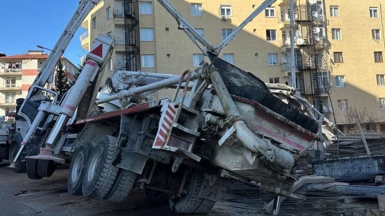 Beton pompası yan yattı: Altında kalan işçi hayatını kaybetti