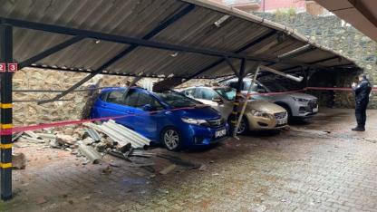 Bursa’da yağışla istinat duvarı çöktü, 3 lüks otomobil zarar gördü