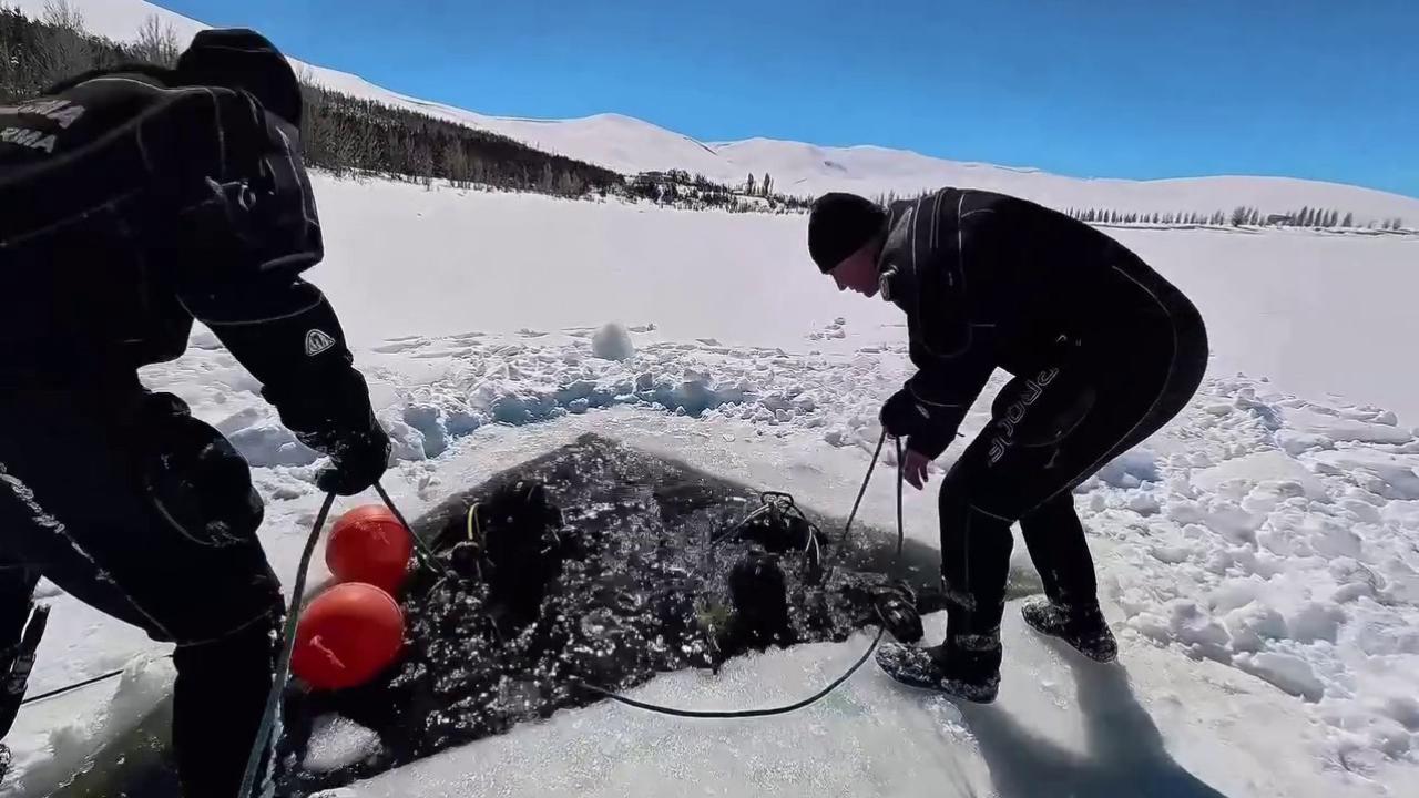 Buzla kaplı gölette nefes kesen dalış