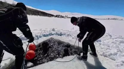 Buzla kaplı gölette nefes kesen dalış