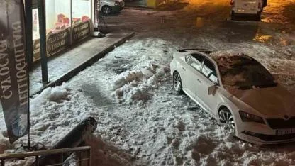 Çatıdan düşen kar kütlesi otomobili kullanılamaz hale getirdi