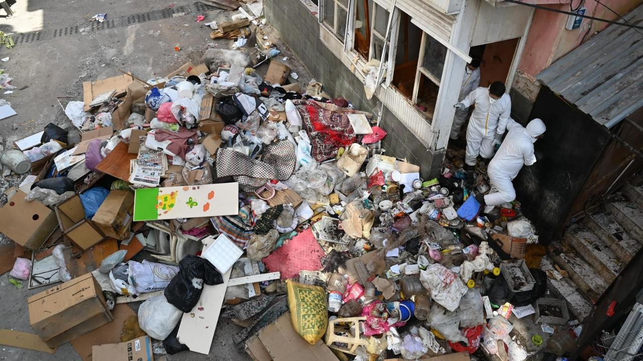 Çöp evden 12 kamyon atık çıkarıldı