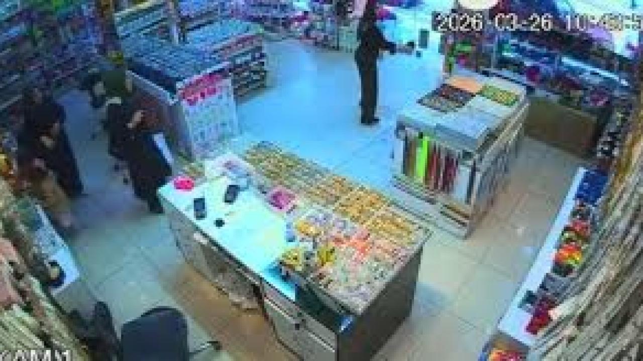 Depreme alışverişte yakalandılar, yarıda bırakıp kaçtılar