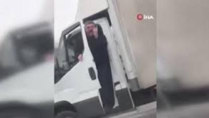 E5’de küfürler savurup kovaladığı sürücünün yolunu kesti, arabasını böyle yumrukladı