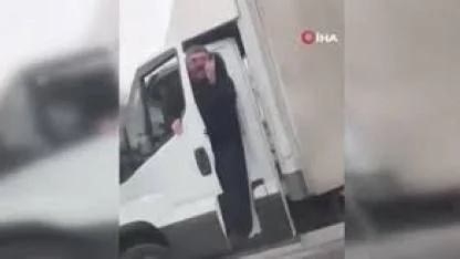 E5’de küfürler savurup kovaladığı sürücünün yolunu kesti, arabasını böyle yumrukladı