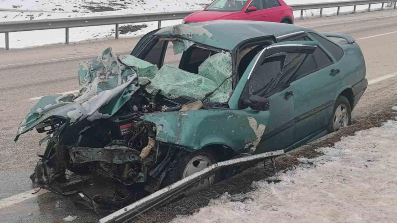 Erzurum-Pasinler yolunda trafik kazası: 1’i ağır 3 yaralı