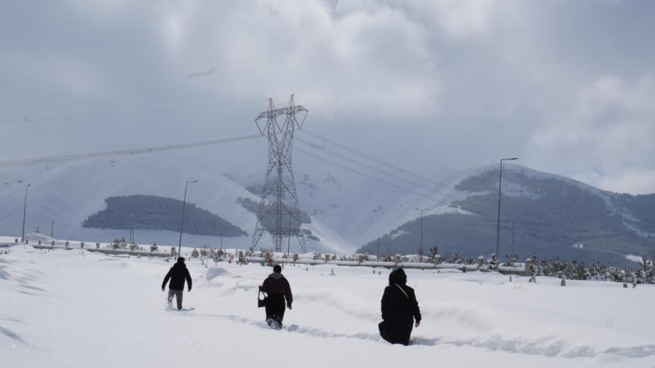 Erzurum’da kar yağışı durdu, çilesi devam ediyor