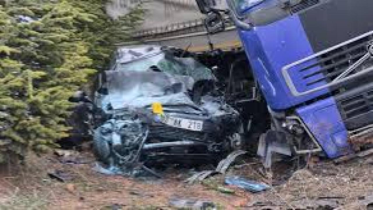 Eskişehir’de kontrolden çıkan tır otomobili altına aldı: 1 ölü, 1’i ağır 2 yaralı