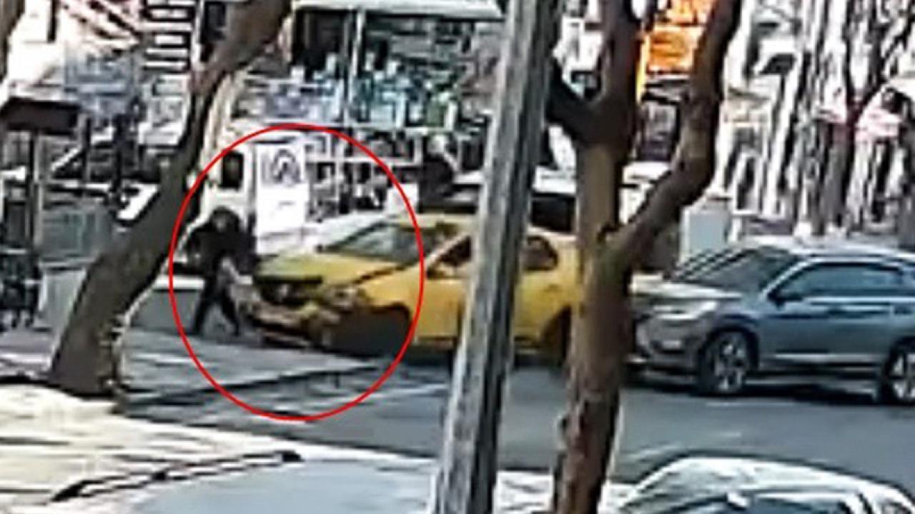 Ezilmekten son anda kurtulan yaşlı kadın kameraya yansıdı