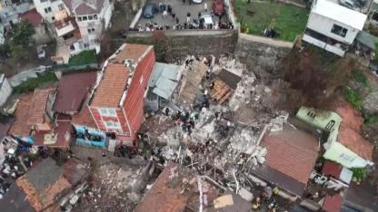 Fatih’te bitişik halde bulunan 2 gecekondu çöktü