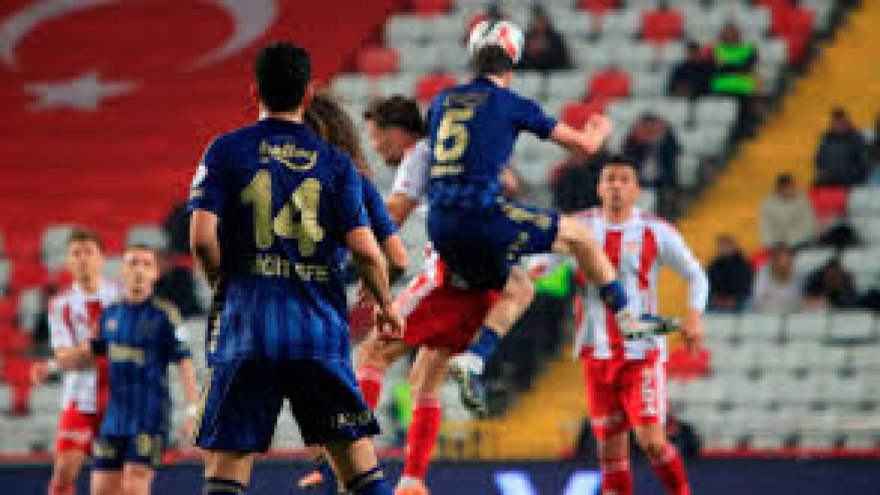 Fenerbahçe'nin zirve yarışında kan kaybı sürüyor