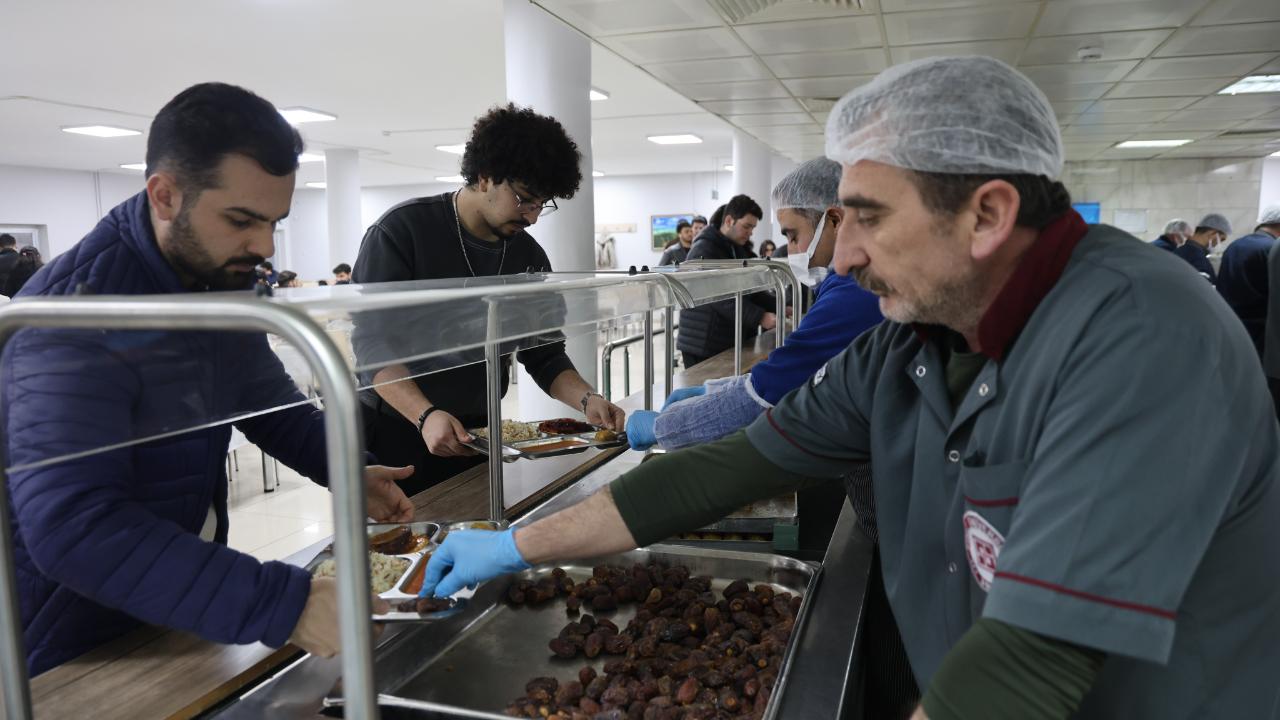Fırat Üniversitesi'nde öğrenciler Ramazan ayında anne yemekleriyle iftarını açıyor