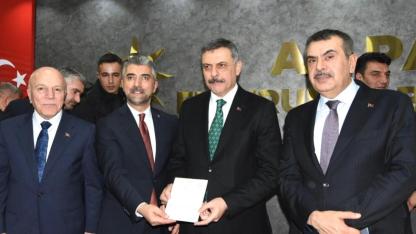 İçişleri Bakanı Çiftçi, AK Parti üyelik giriş beyannamesini imzaladı