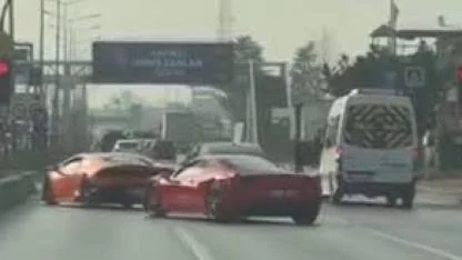İki lüks otomobil trafik kurallarını hiçe saydı
