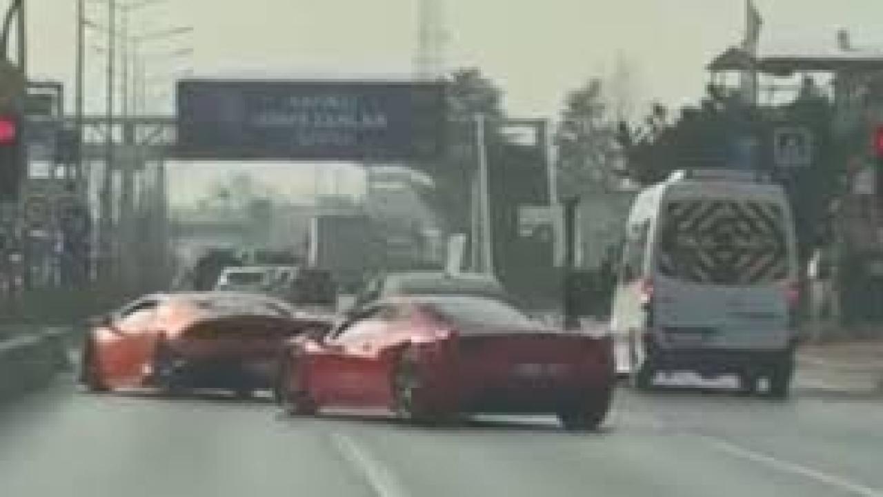 İki lüks otomobil trafik kurallarını hiçe saydı