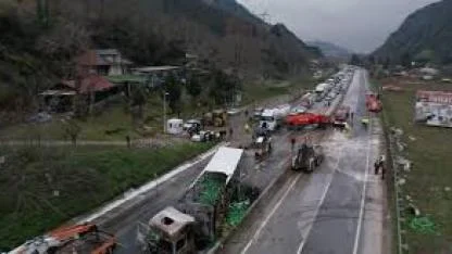 İki tır çarpıştı, D-650 savaş alanına döndü