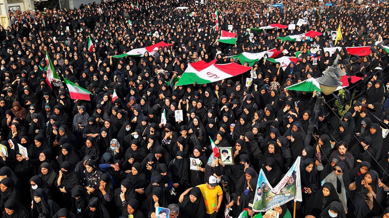 İran'daki okul saldırısında ölenler için cenaze töreni