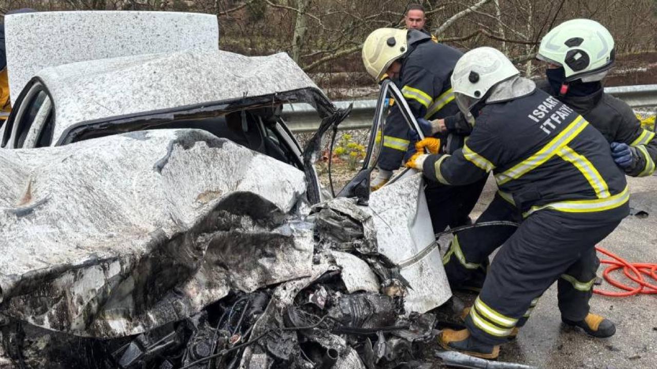 Isparta-Antalya kara yolunda feci kaza: 2 ölü, 4 yaralı