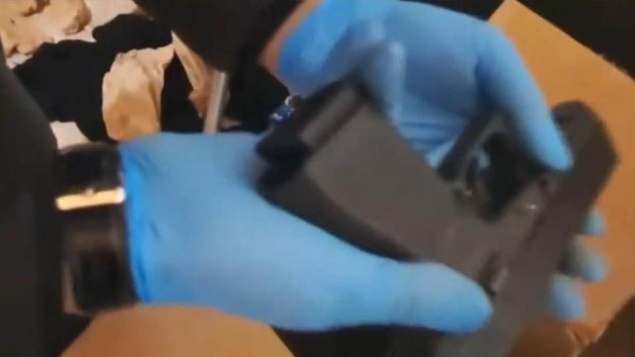 İstanbul’da kaçak silah operasyonu: 2 av tüfeği ve 122 tabanca ele geçirildi