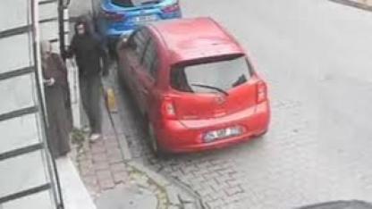 Kapkaççı, kadının elindeki telefonu çaldı