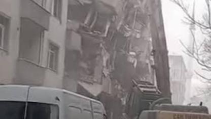 Kentsel dönüşüm kontrolden çıktı, bina kendiliğinden yıkıldı