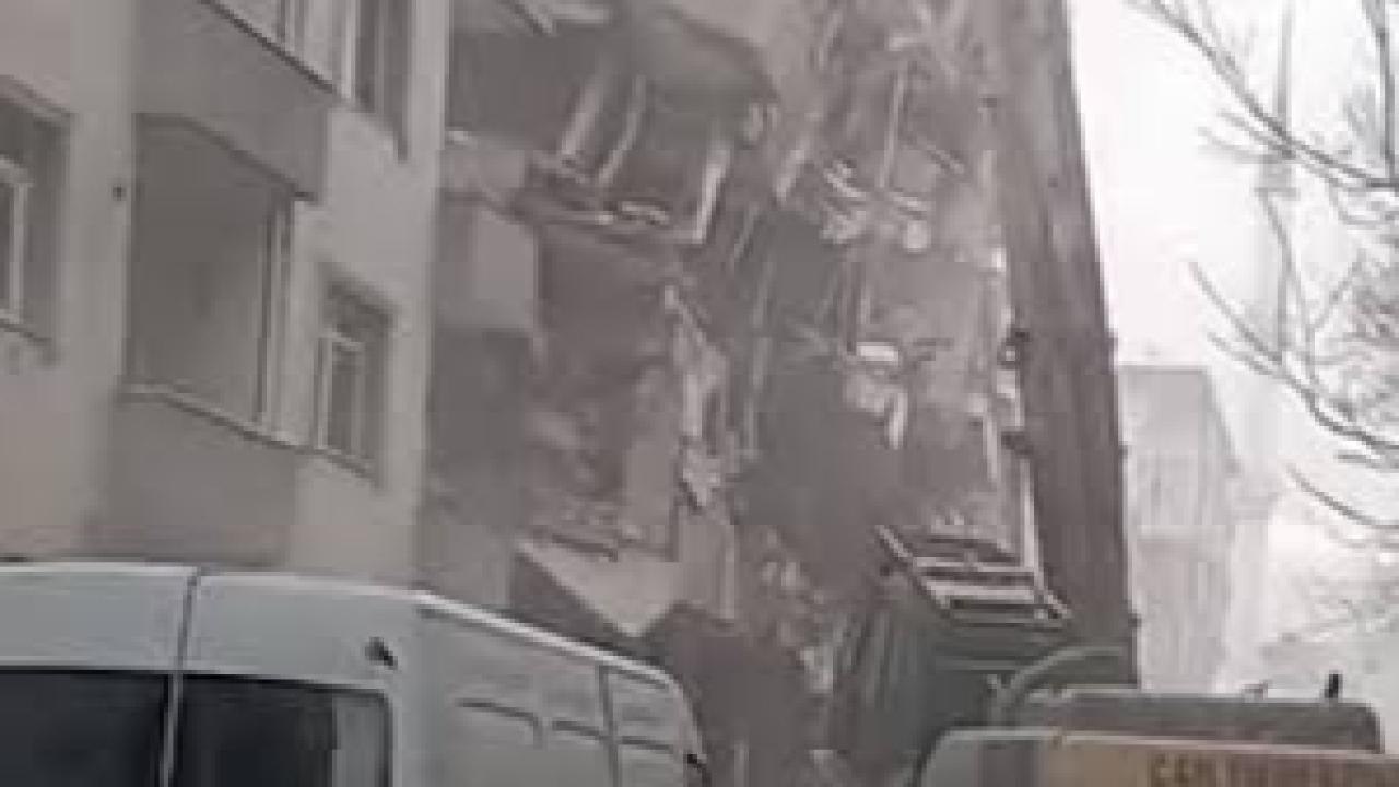 Kentsel dönüşüm kontrolden çıktı, bina kendiliğinden yıkıldı