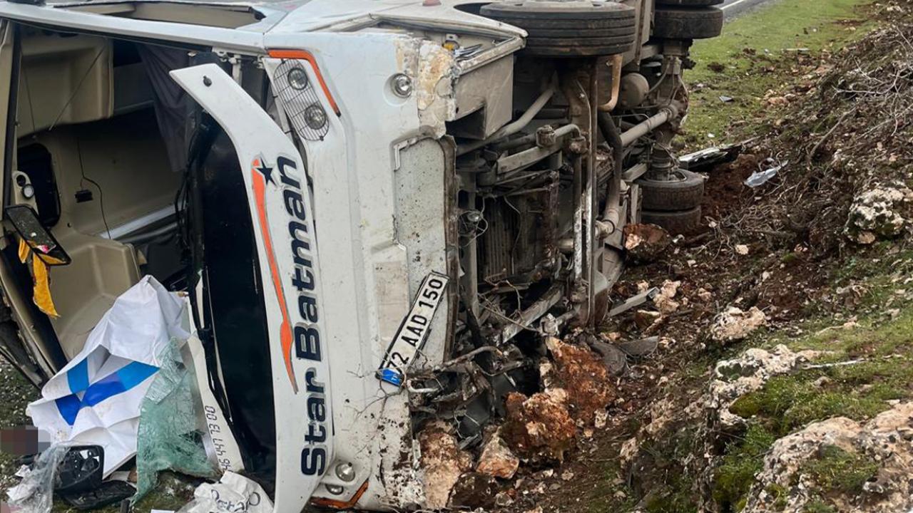 Mardin’de yolcu otobüsü devrildi: 24 yaralı