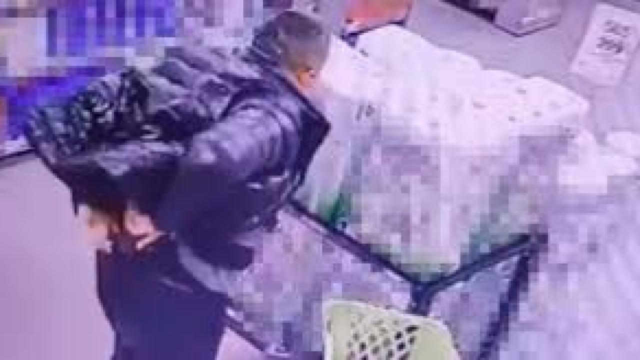 Marketten alkol çaldı, kimse görmeden şişeleri pantolonun içine soktu