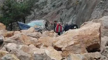 Mersin-Antalya yolundaki heyelan araç kamerasında