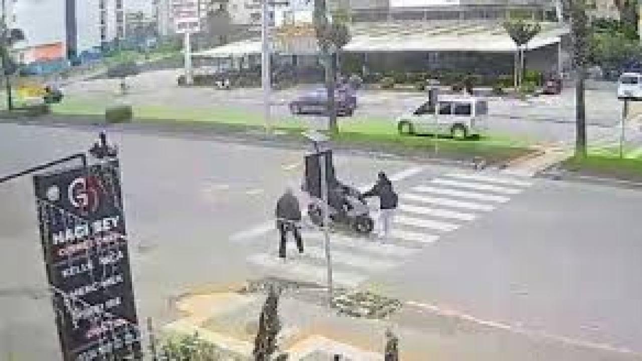 Motokurye kız çocuğuna çarptı, o anlar güvenlik kamerasında