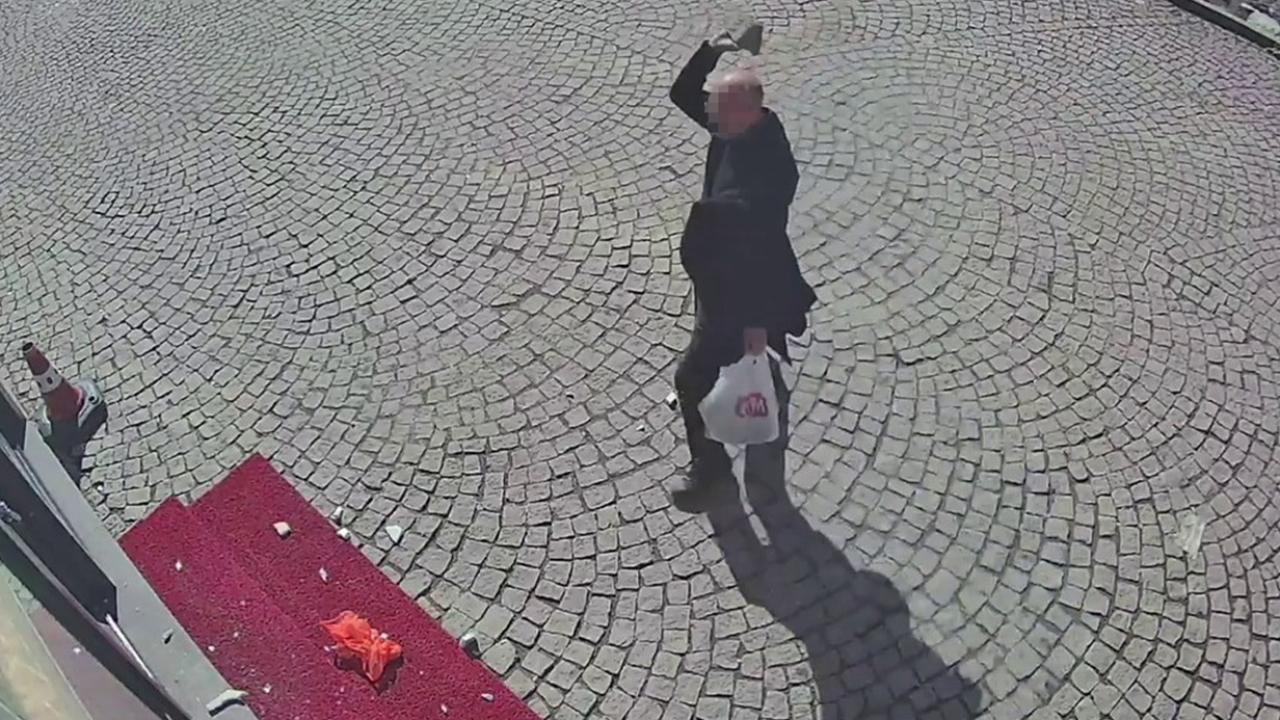 Parke taşıyla eczanenin camını kırdı, ayçiçeği yağıyla kundaklamak istedi