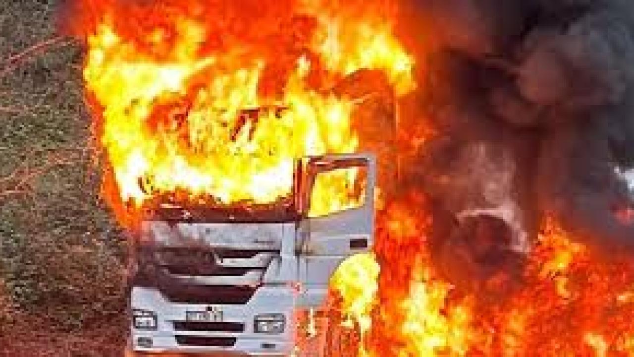 Rize’de arızalanan tır alev alev yandı