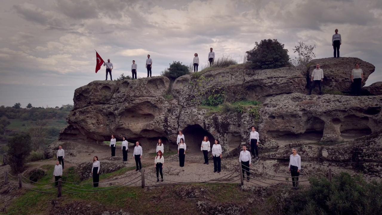 Samsun’da ‘Çanakkale Şehitlerine’ şiiri çok sesli koro ile seslendirildi
