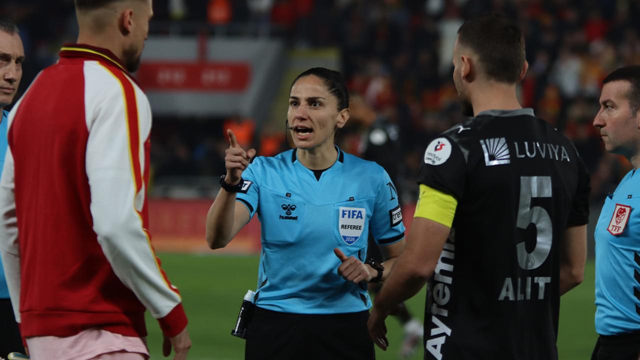 Süper Lig’de 22 yıl sonra kadın hakem düdük çaldı