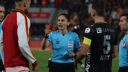 Süper Lig’de 22 yıl sonra kadın hakem düdük çaldı