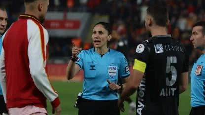 Süper Lig’de 22 yıl sonra kadın hakem düdük çaldı