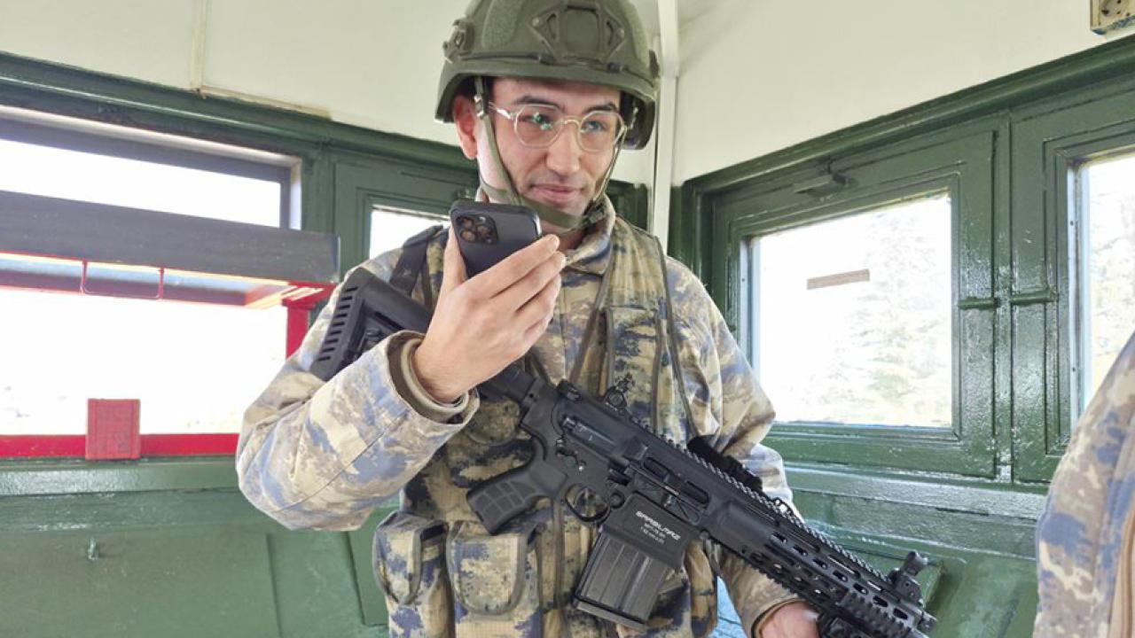 Telefondan annesiyle bayramlaşan Mehmetçik’in duygu dolu anları